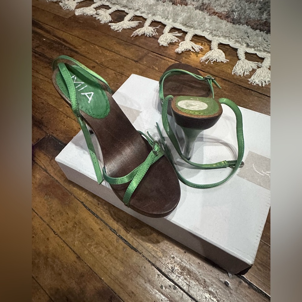 MIA Green Heels Elegant Minimalist Design